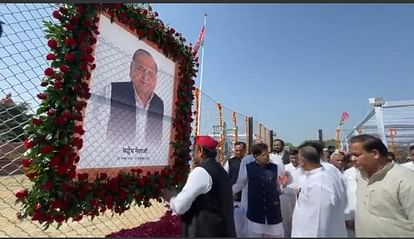 Mulayam Singh Yadav: नेता जी को श्रद्धांजलि देने के लिए उमड़े लोग, अखिलेश यादव ने अर्पित किए पुष्प Mulayam Singh Yadav, People gathered to pay tribute to Netaji, Akhilesh Yadav offered flowers