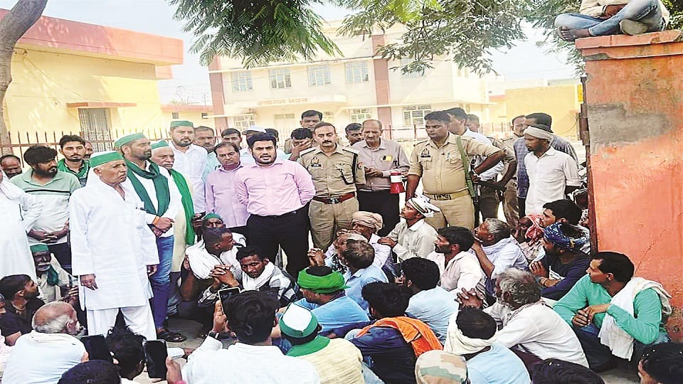Farmers angry over low price of paddy in the market, blocked the road