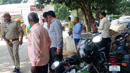 थाने में जुटी भीड़।