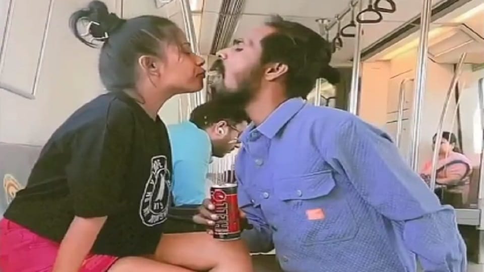 Couple started gargling each other mouth in delhi metro