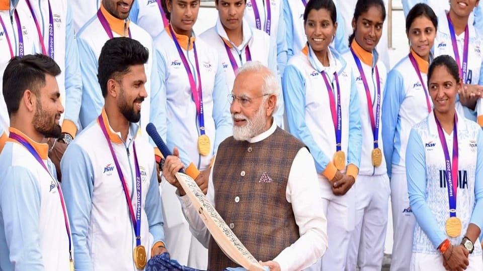 Indian team handed over the bat to PM Modi