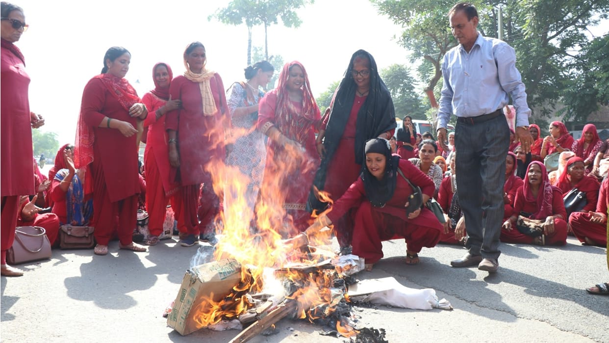 Yamunanagar: Asha workers protest and burn effigy on the highway
