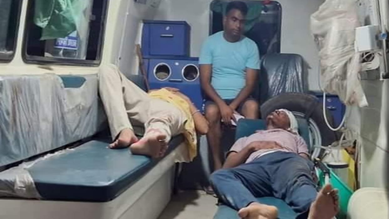 Police car chasing liquor mafia in Saran overturned in canal; Five police personnel injured