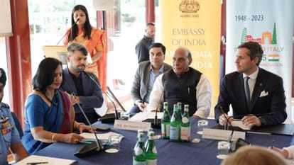 इटली दौरे पर बैठक के दौरान रक्षा मंत्री राजनाथ सिंह