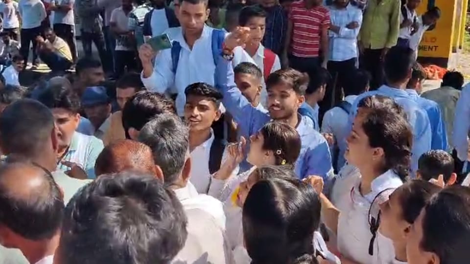 Traffic system is not smooth in Reasi, students are angry