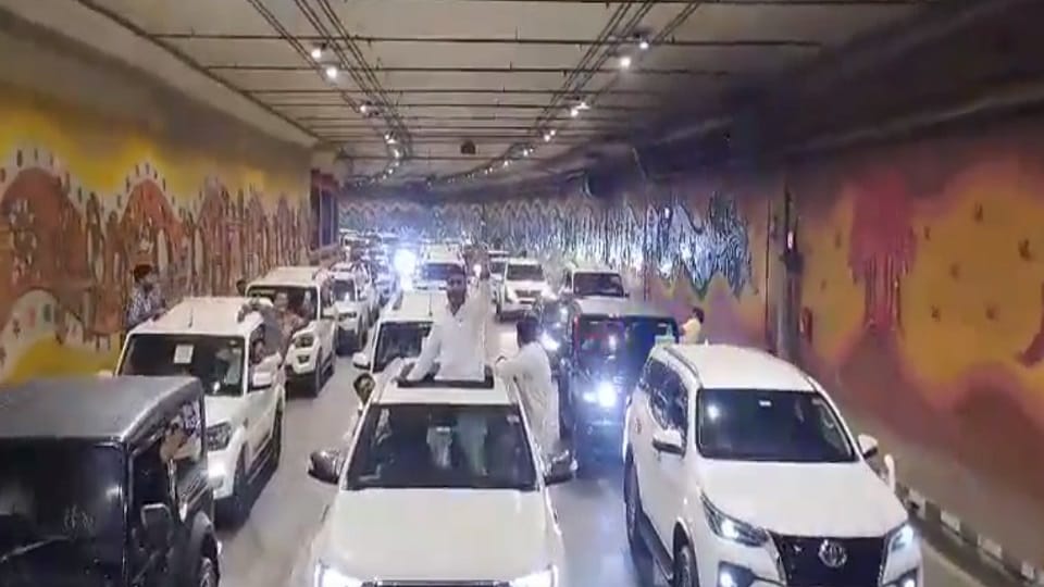Video of SP leader Atul Pradhan in filmy style goes viral sending notice by Delhi traffic Police