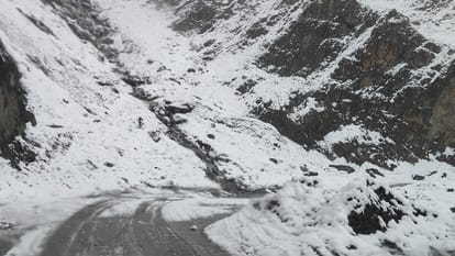 Snowfall in hilly areas of Jammu and Kashmir Anantnag Kishtwar road closed