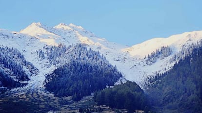 Weather cools down due to snowfall and rain on high peaks of Uttarakhand