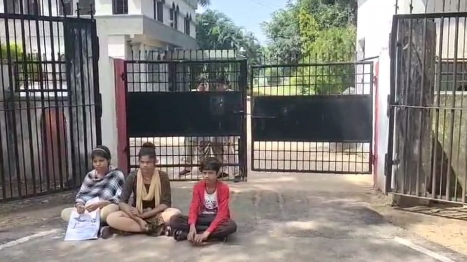 तीनों बच्चे कलेक्टोरेट के गेट में बैठ