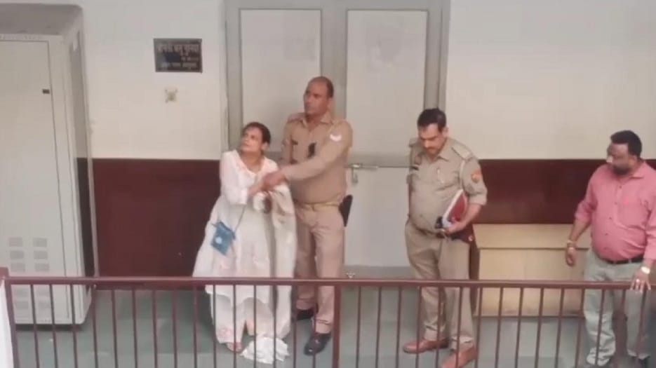 Struggle between woman and inspector in Aligarh Nagar Nigam