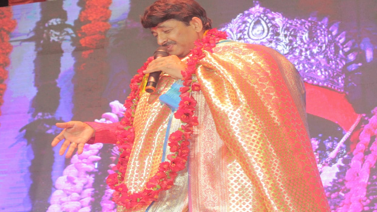 Manoj Tiwari sang the 5108th song to Maa Kali. Three-day music festival at Lakshmikund ancient Kali Math