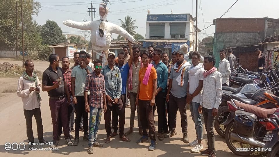 Landlords burnt the effigy of MLA Purushottam Kanwar