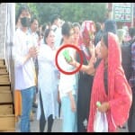Agra: ताजमहल में बिक रहे पुराने शू कवर, फिसलकर गिर रहे पर्यटक