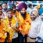 अमृतसर एयरपोर्ट पर हॉकी खिलाड़ियों का भव्य स्वागत।