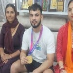 विशाल भारद्वाज परिवार के साथ।