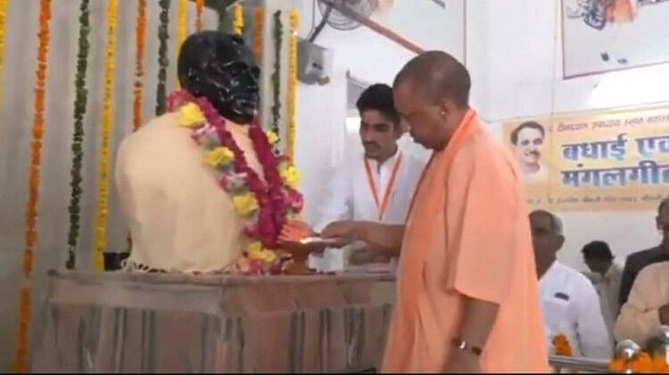 CM Yogi Mathura Visit: सीएम ने दीनदयाल की प्रतिमा पर माल्यार्पण कर किया नमन, मेला एवं प्रदर्शनी का शुभारंभ