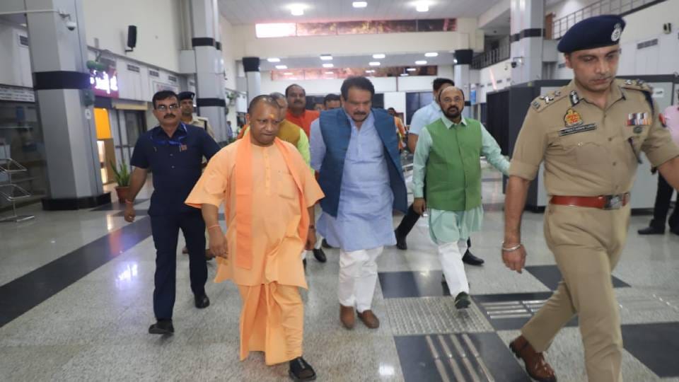 CM Yogi Adityanath reached Agra to participate in entrepreneurs conference