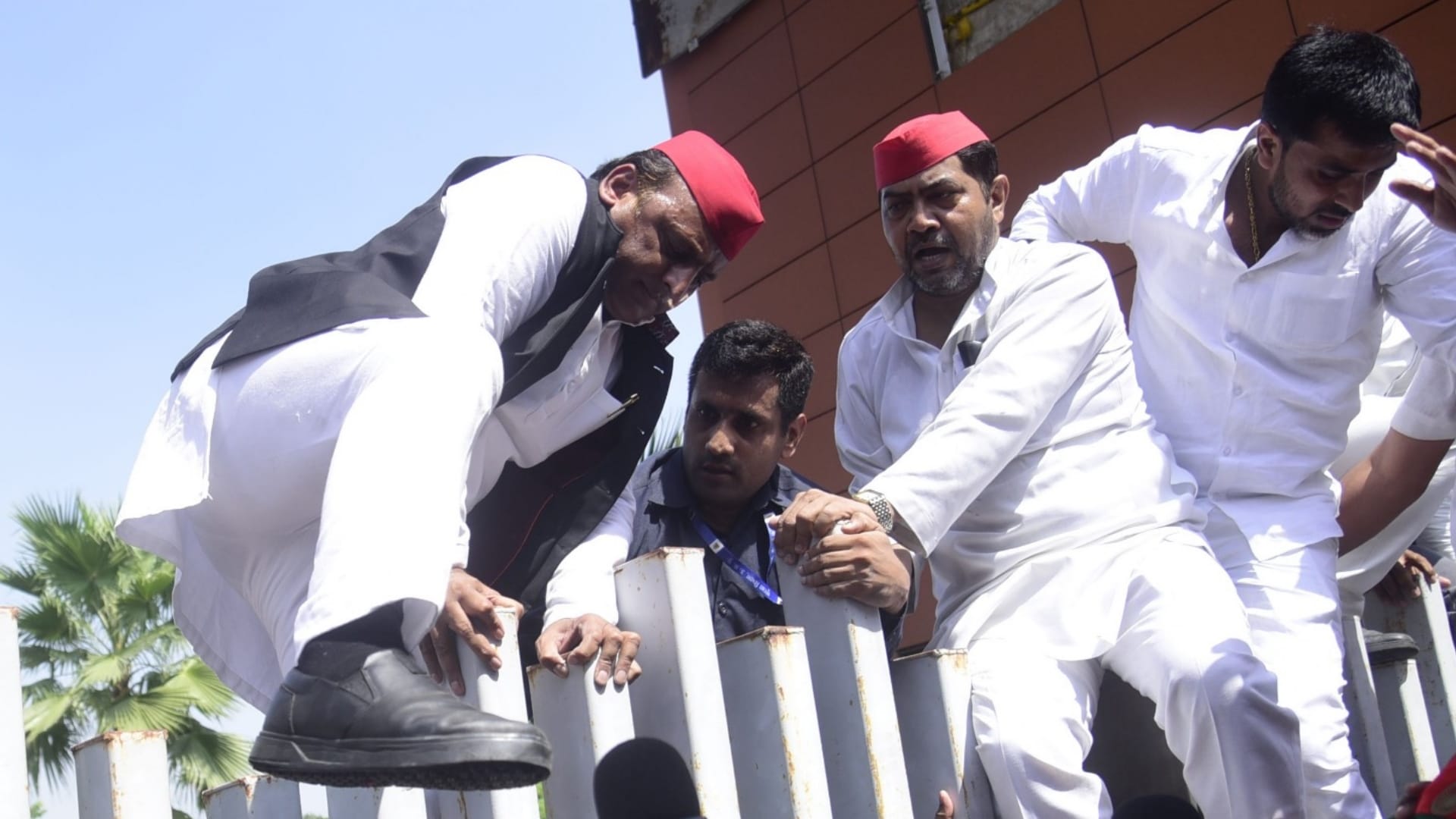 Akhilesh Yadav in JPNIC in Lucknow creates a buzz in state.