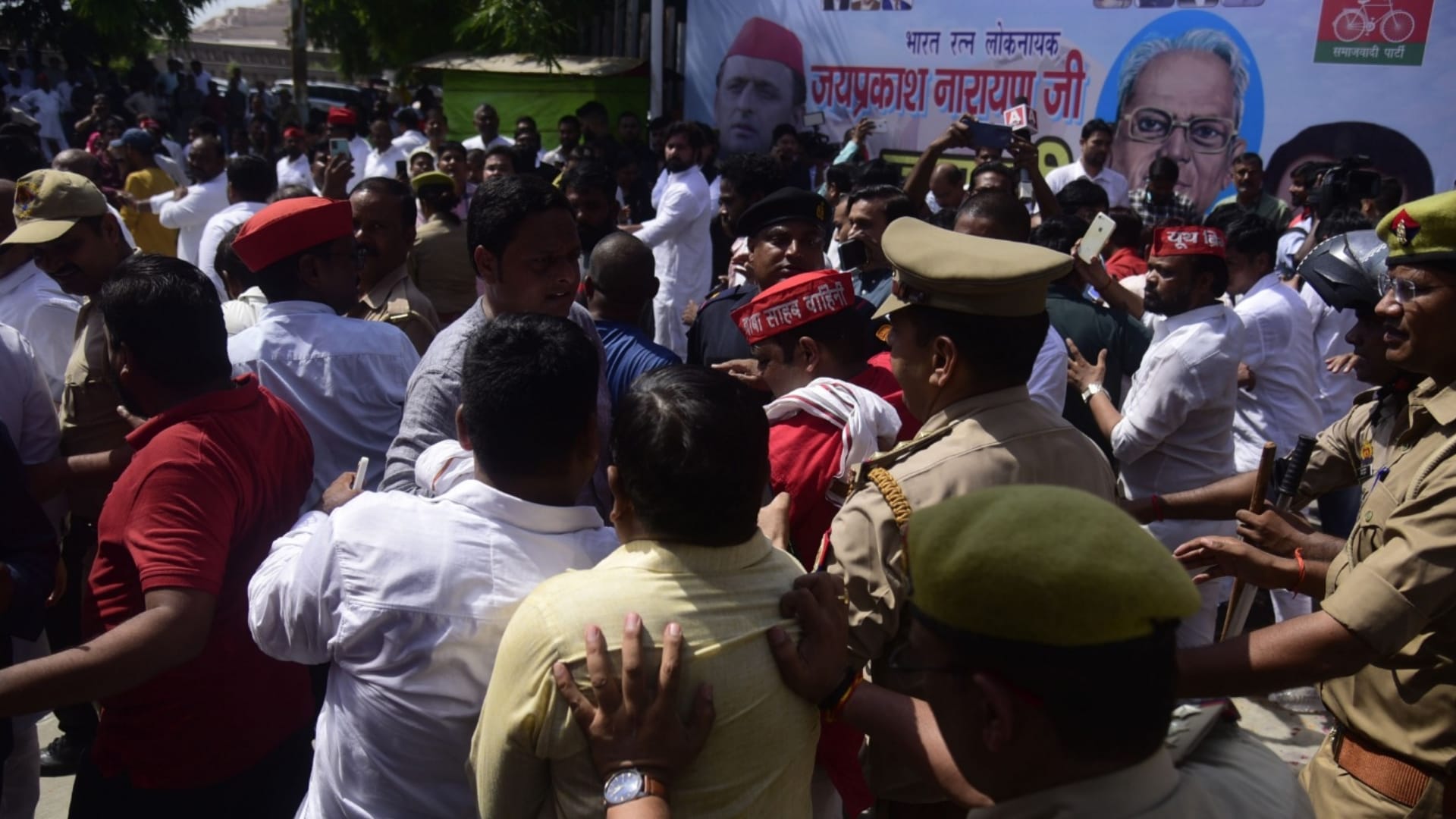 Akhilesh Yadav in JPNIC in Lucknow creates a buzz in state.