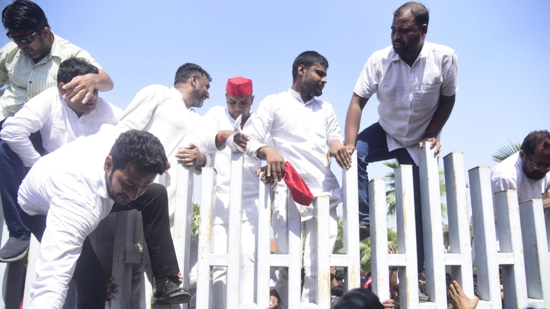 Akhilesh Yadav in JPNIC in Lucknow creates a buzz in state.