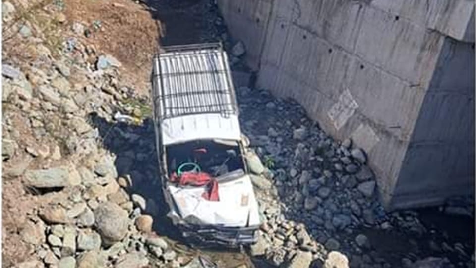 kahsmir Anantnag Accident: Road accident in Anantnag doctor died seven others injured