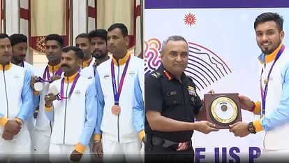 Asian Games 2023: एशियाई खेलों में कमाल करने वाले खिलाड़ियों का सम्मान, भारतीय सेना प्रमुख ने जीता दिल Indian Army chief General Manoj Pande felicitates personnel participated in the Asian Games