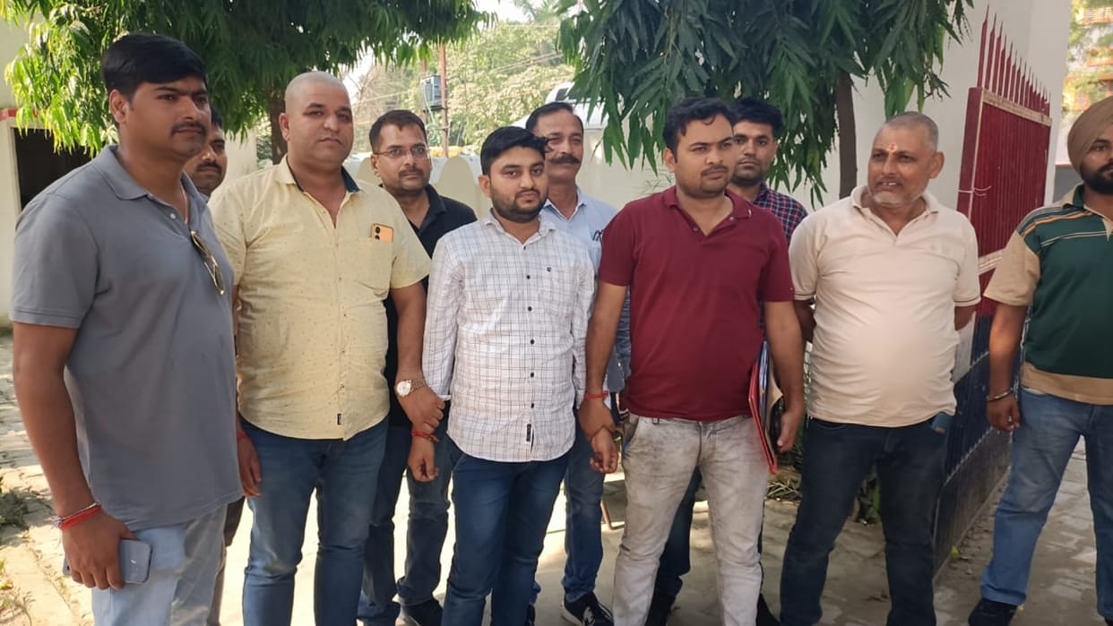 Anti Corruption Bureau Team arrested clerk while taking bribe in Ayodhya.