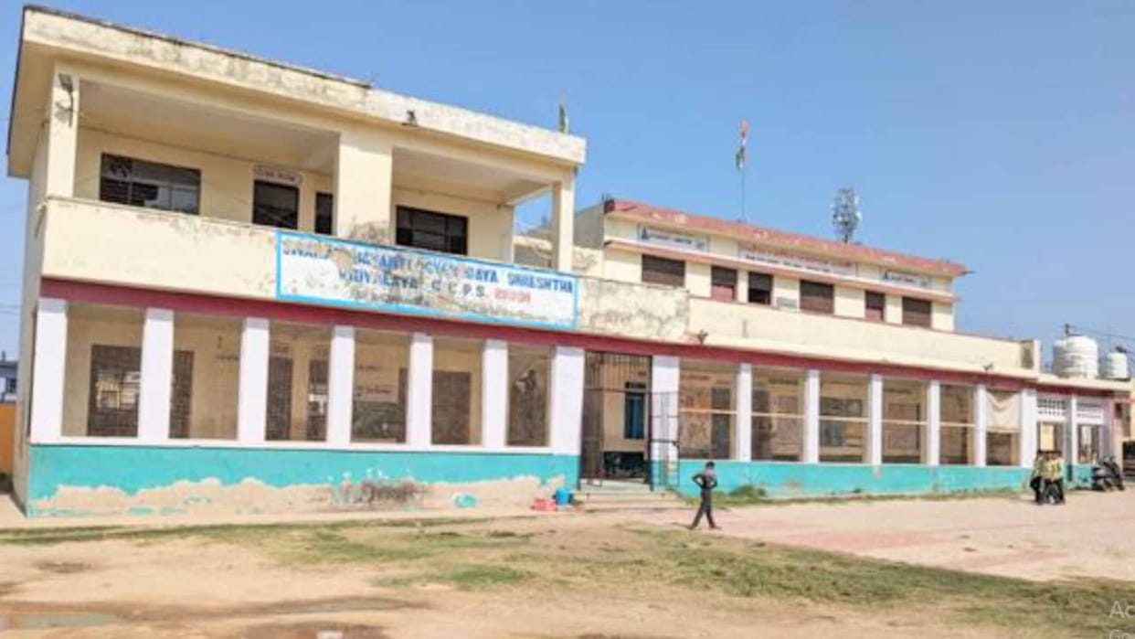 893 children, 8 teachers in primary school, no place to sit, now new admission denied