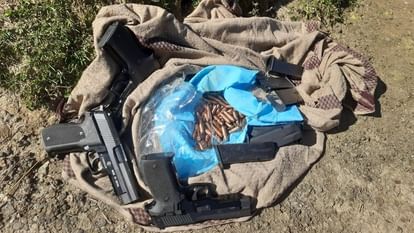 जम्मू कश्मीर: भद्रवाह में आतंकी ठिकाने का पर्दाफाश, तीन पिस्टल और 69 राउंड बरामद jammu kashmir: Security forces busted terrorists hideout recover arms and ammunition in Bhaderwah Doda