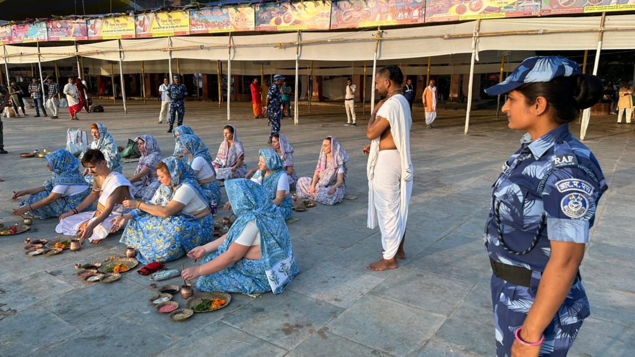 Bihar News 11 women from Germany dressed in Indian costumes performed Pind Daan