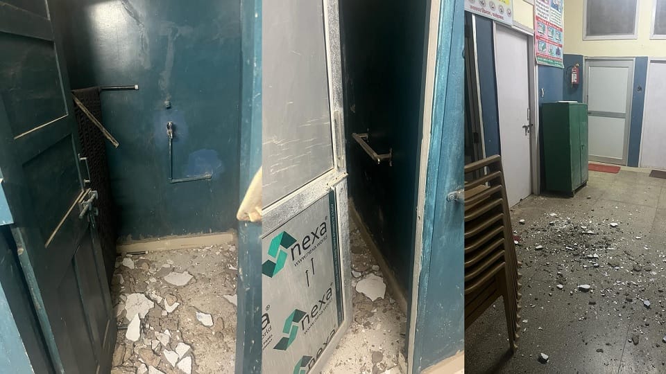 Plaster of ceiling of PHC fell in Fatehabad, staff nurse narrowly escaped, employees complained to SMO