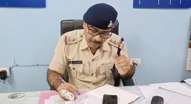 Ujjain: Attack on police, finger of police station incharge who went to arrest accused in suicide case broken