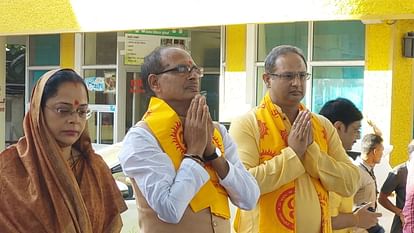 Rishikesh News Madhya Pradesh CM Shivraj Singh Chauhan Visited Parmarth Niketan with Wife and Do Ganga Puja