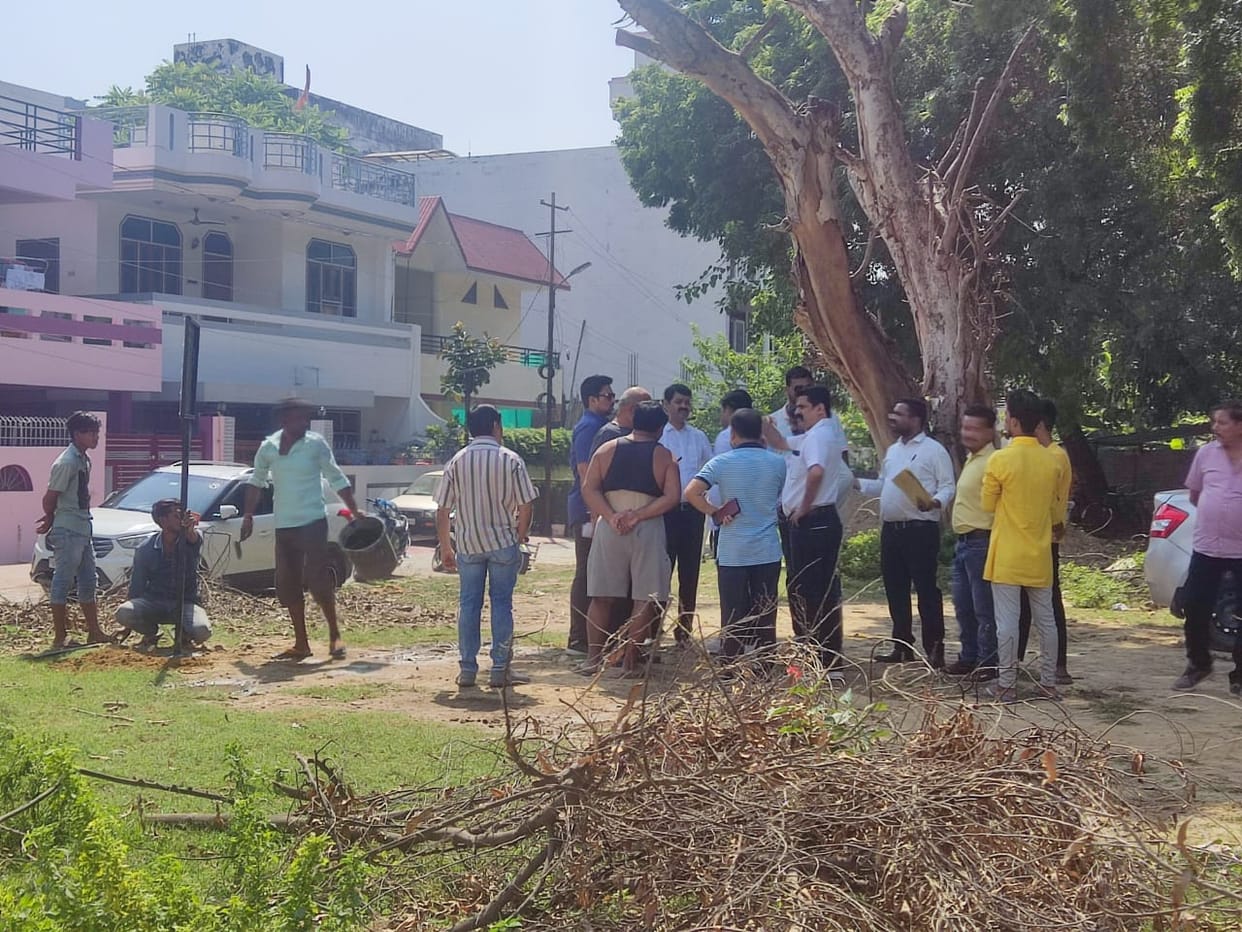Attempt to capture park land, Advocate put up his board, ran away due to people's protest, police engaged in i