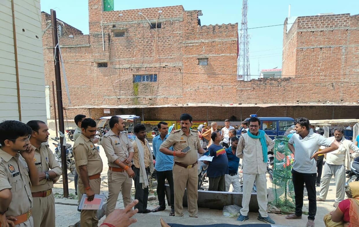 Banda Accident, Private bus conductor crushed by another bus, died, was crossing the road to exchange money