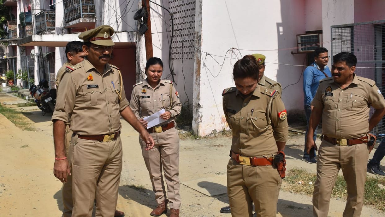 Nurse was taking bath in bathroom of government hospital in Moradabad constable made video
