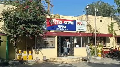 Ujjain News: टीसी मांगने के बहाने भाजपा के पूर्व पार्षद ने महिला से छेड़छाड़ की, प्रकरण दर्ज Ujjain News: Former BJP councilor molests woman on the pretext of asking for TC, case registered