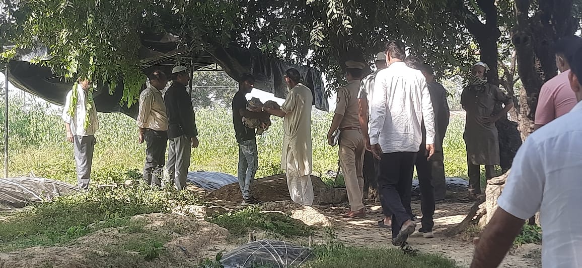 Bijnor: suspicion of murder, police took teenage girl deadbody from the grave after 25 days