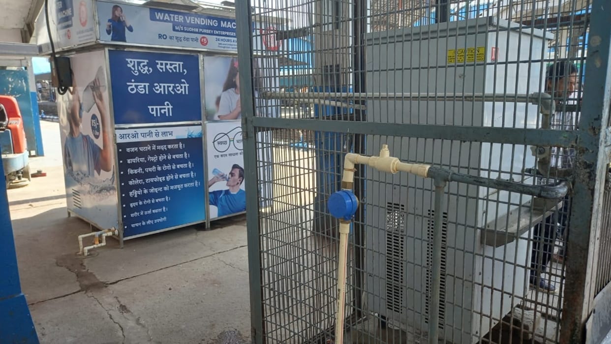 Employees close the water cooler valve, passengers are forced to buy water and drink it