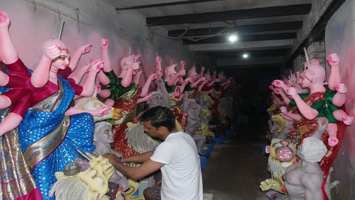 Durga Puja: After Navratri, mother's jewelery is kept in the locker, mother adorns herself with real gold