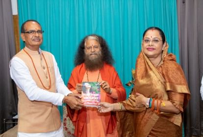 Rishikesh News Madhya Pradesh CM Shivraj Singh Chauhan Visited Parmarth Niketan with Wife and Do Ganga Puja