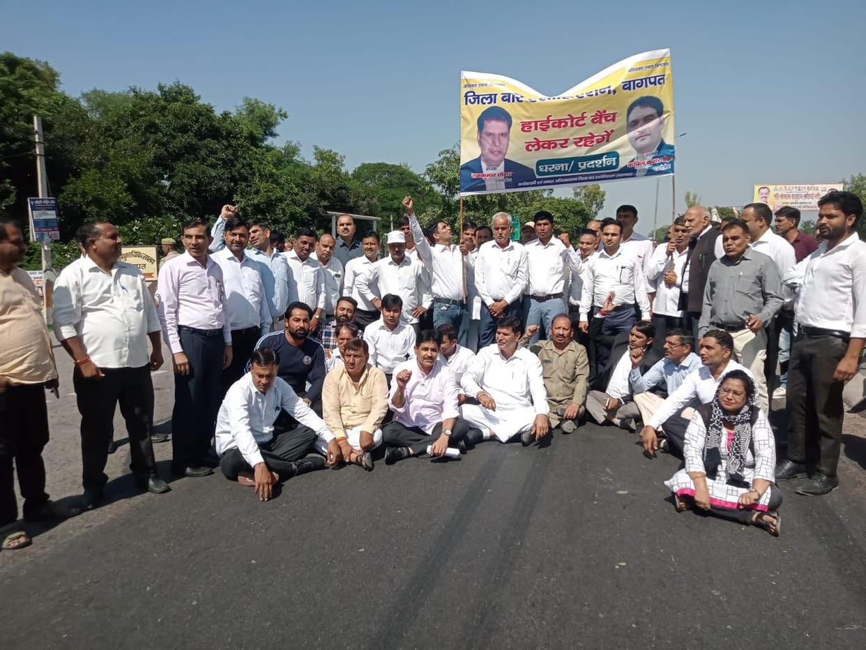 Baghpat: Advocates blocked the highway demanding High Court bench, formed human chain in Meerut