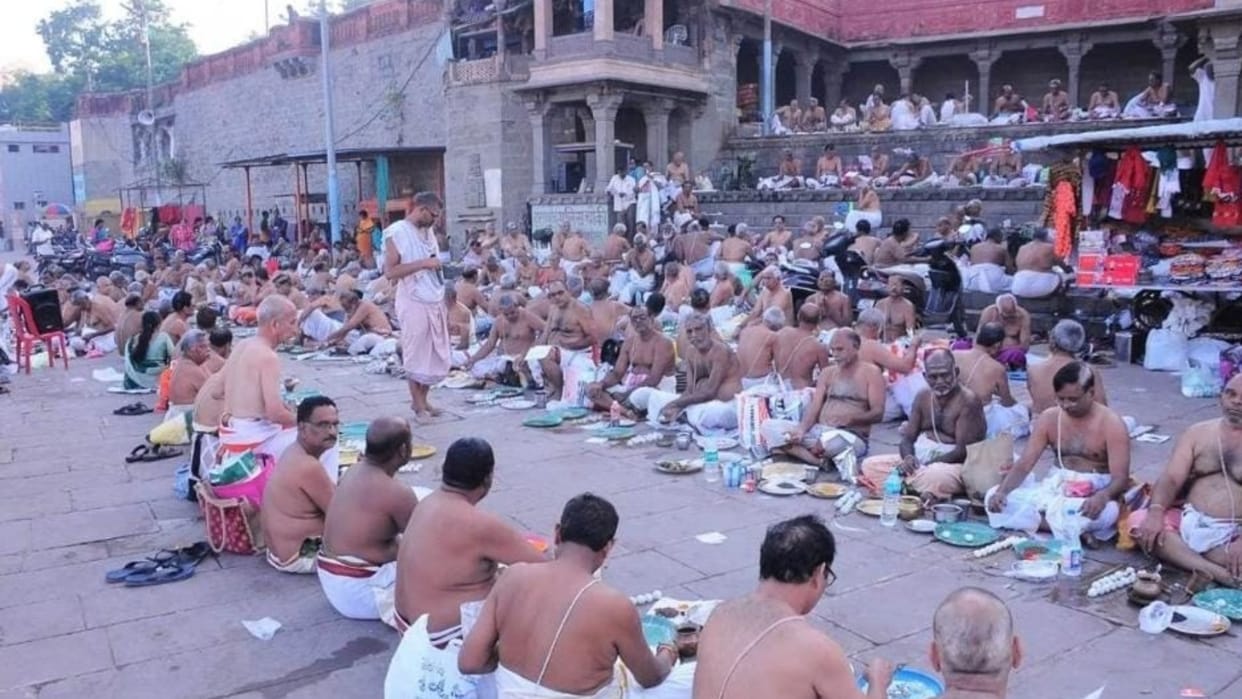 Ujjain: 650 pilgrims from South India on the Saptapuri Yatra for ancestral peace performed Tarpan and Pind Dan