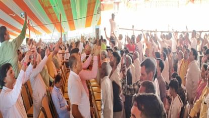 मथुरा पहुंचे सीएम योगी: श्रीकृष्ण जन्मस्थान पर किया दर्शन व पूजन, गोल्फ कार्ट को दिखाई हरी झंडी cm yogi adityanath visit of pt deen dayal dham farah for farmers conference in mathura live coverage