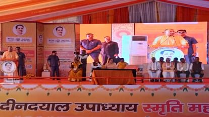 मथुरा पहुंचे सीएम योगी: श्रीकृष्ण जन्मस्थान पर किया दर्शन व पूजन, गोल्फ कार्ट को दिखाई हरी झंडी cm yogi adityanath visit of pt deen dayal dham farah for farmers conference in mathura live coverage