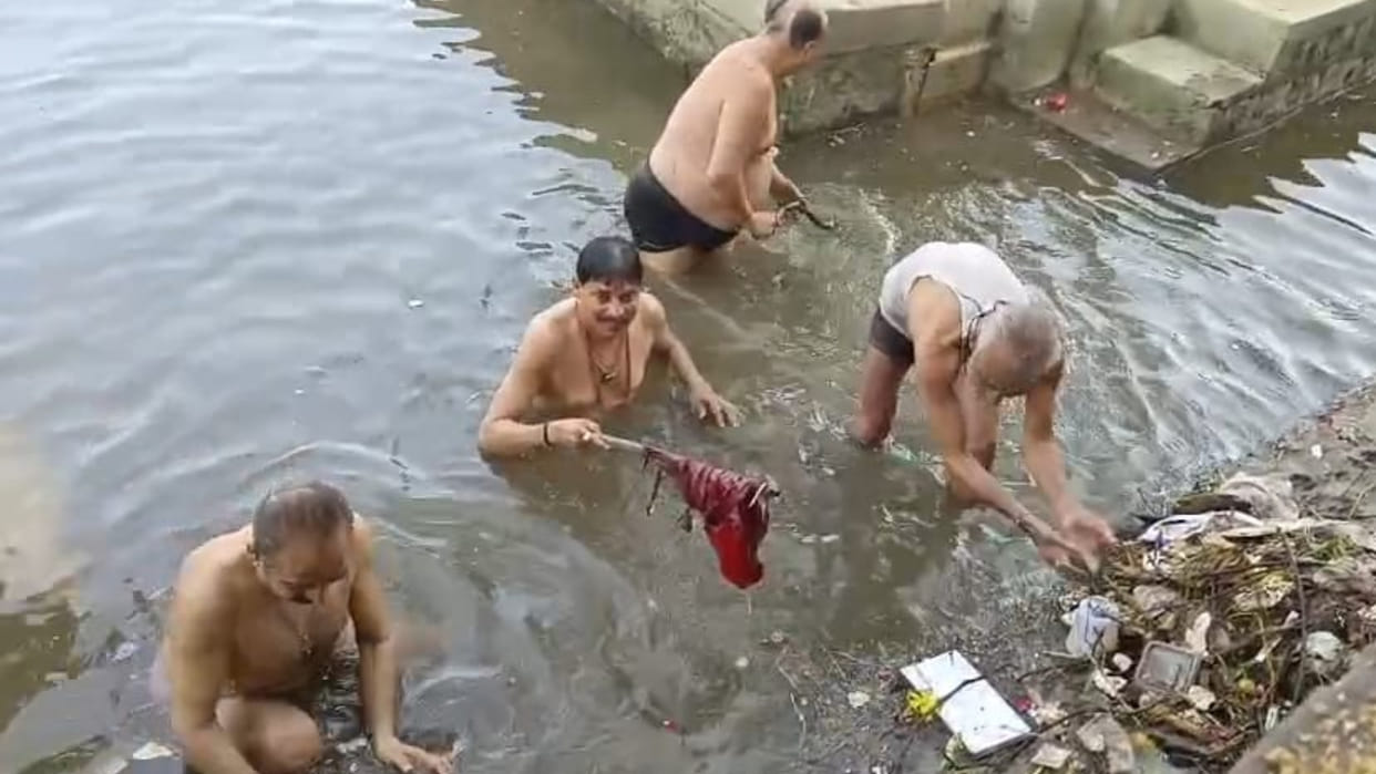 Ujjain: BJP candidate Dr. Yadav first took bath and cleaning in Shipra Congress said - Netaji gimmick