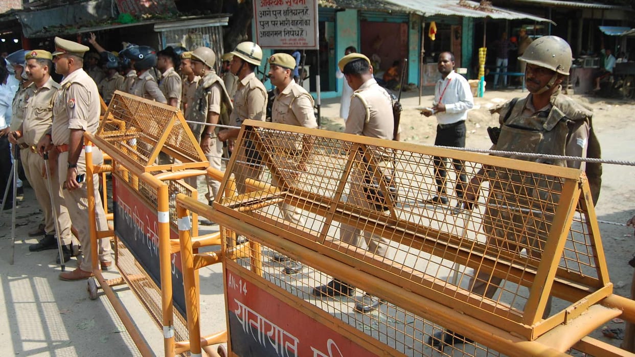 Deoria Mass Murder No entry of outsiders in Fatehpur after 5 pm police alert on decision to run bulldozer