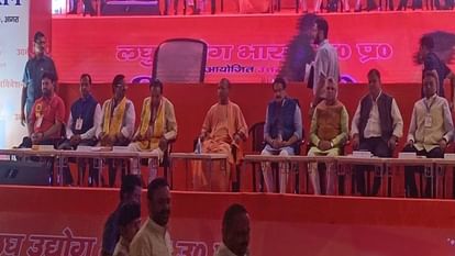 CM Yogi Adityanath reached Agra to participate in entrepreneurs conference