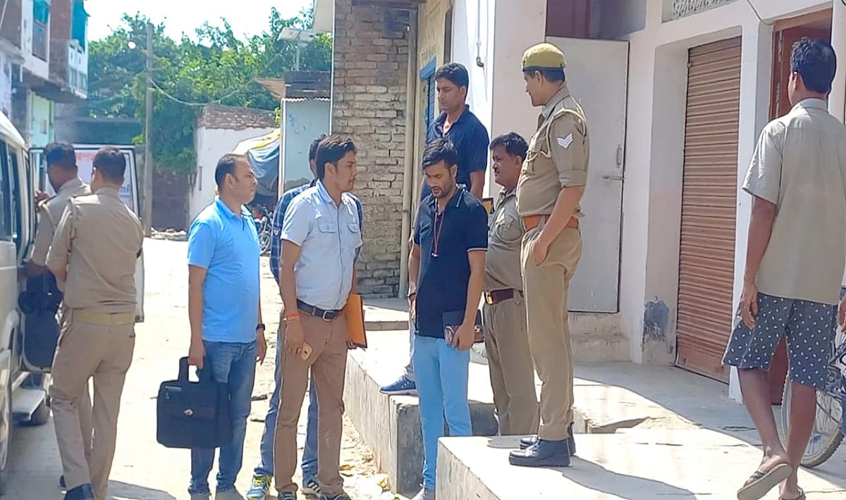NIA Raid in UP Bhadohi two places including travel agent team took away these items