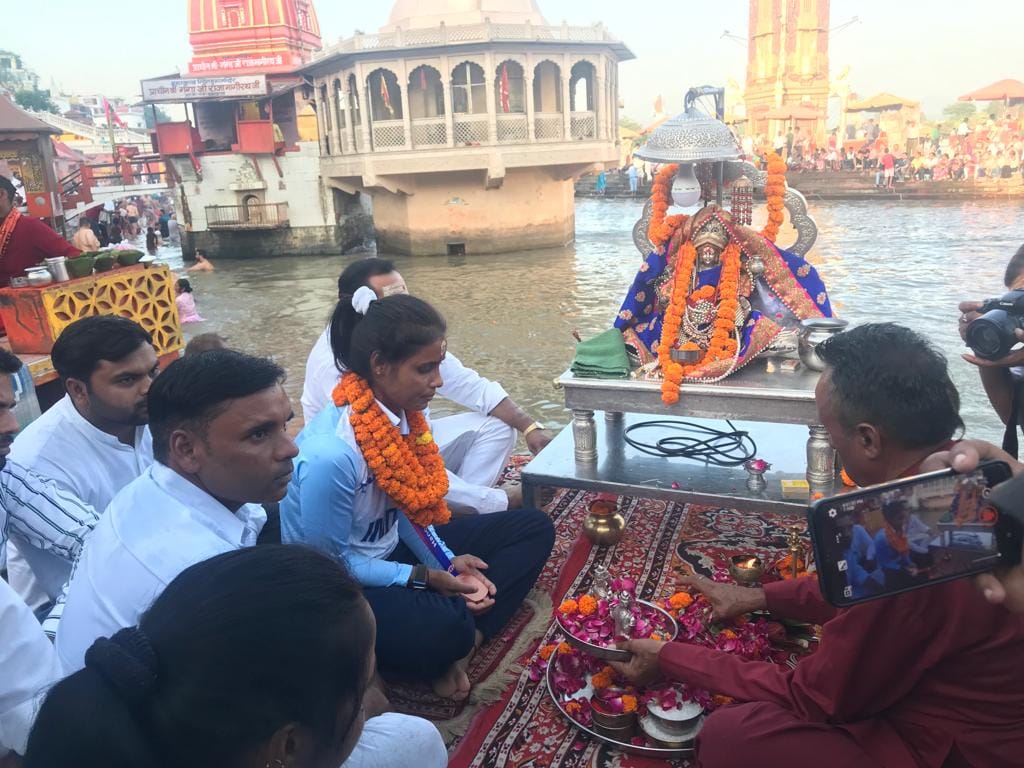 Indian Hockey player Vandana Kataria reached Haridwar after winning in Asian Games offer Ganga puja